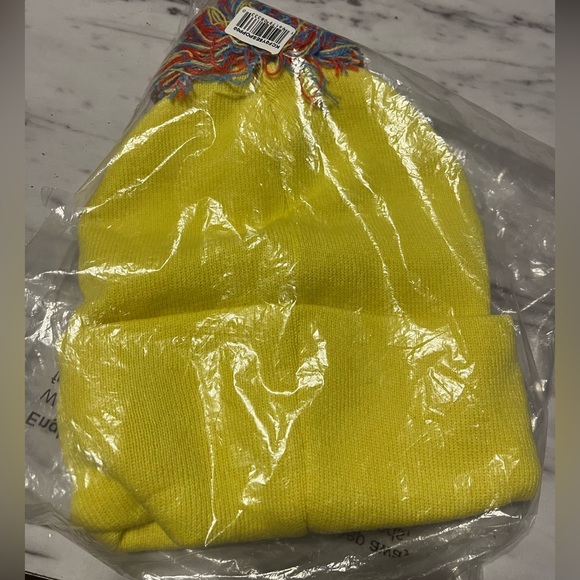 NWT Spongebob Squarepants Pom Beanie - Picture 2 of 3